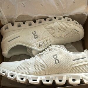 ON cloud5 brand new size 9 women
